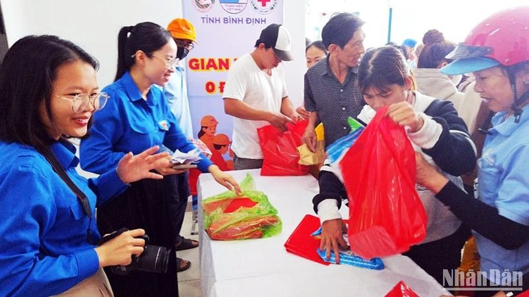 Gian hàng 0 đồng tại Ngày hội cung cấp một số nhu yếu phẩm cần thiết cho công nhân. Gian hàng 0 đồng tại Ngày hội cung cấp một số nhu yếu phẩm cần thiết cho công nhân.