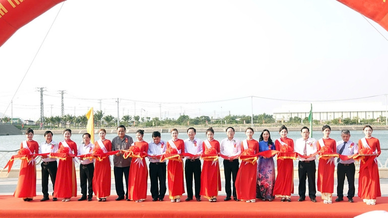 Các đại biểu cắt băng khánh thành dự án Hệ thống tiêu thoát lũ sông Dinh.