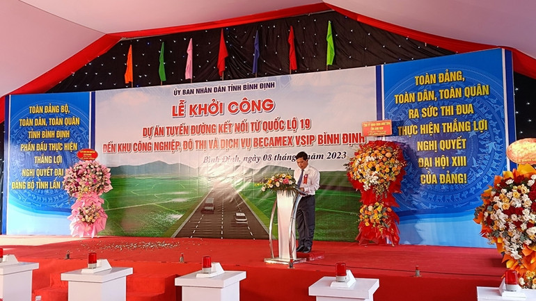 Phó Chủ tịch Ủy ban nhân dân tỉnh Bình Định Nguyễn Tuấn Thanh phát biểu tại lễ khởi công.