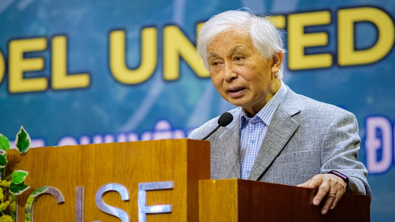 Giáo sư Trần Thanh Vân, Chủ tịch Hội Gặp gỡ Việt Nam, Giám đốc Trung tâm ICISE, phát biểu tại hội nghị.