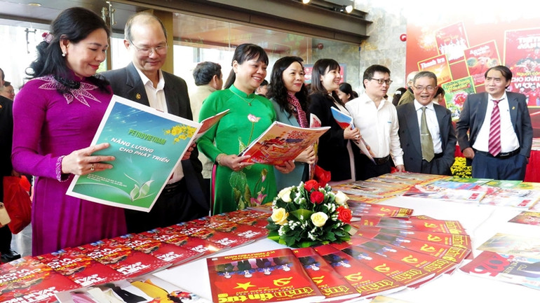 Các đại biểu tham quan trưng bày nhiều tờ báo xuân tại Trung tâm Hội nghị tỉnh.