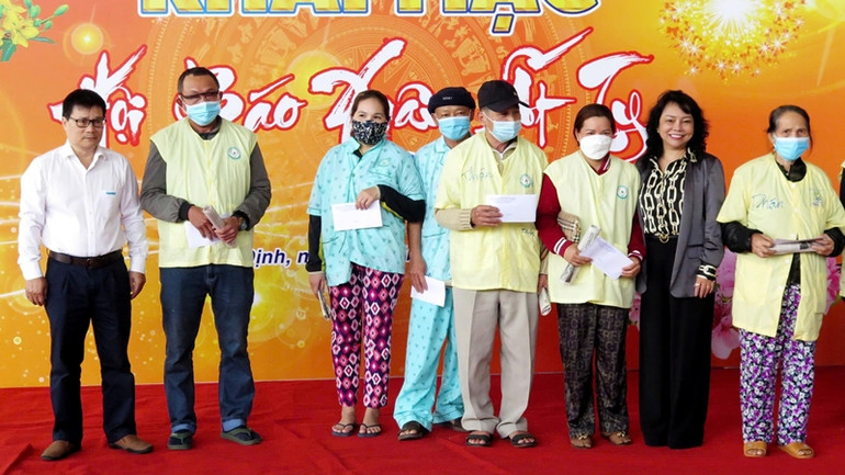 Trao quà Tết ủng hộ bệnh nhân nghèo.