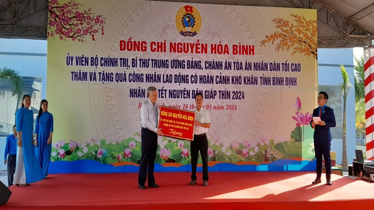 Đồng chí Nguyễn Hòa Bình trao quà tặng cho đại diện doanh nghiệp trên địa bàn thị xã An Nhơn.