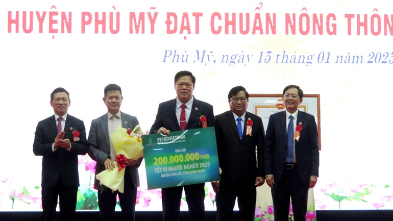 Đại diện Tập đoàn Dầu khí quốc gia Việt Nam trao ủng hộ cho Quỹ “Tết vì người nghèo” năm 2025. Đại diện Tập đoàn Dầu khí quốc gia Việt Nam trao ủng hộ cho Quỹ “Tết vì người nghèo” năm 2025.