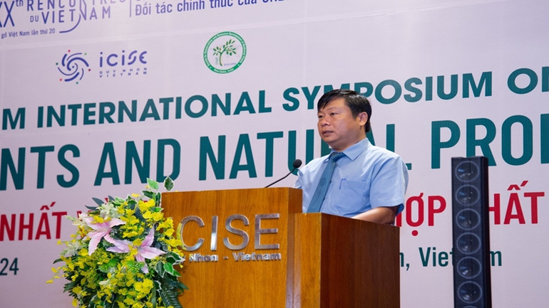 Tiến sĩ Trần Thanh Sơn, Phó Giám đốc Trung tâm quốc tế Khoa học và Giáo dục liên ngành (ICISE) phát biểu tại hội nghị.