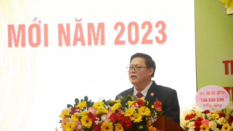 Chủ tịch Ủy ban nhân dân huyện Phù Mỹ Lê Văn Lịch báo cáo tóm tắt quá trình phát triển nông thôn mới của huyện. Chủ tịch Ủy ban nhân dân huyện Phù Mỹ Lê Văn Lịch báo cáo tóm tắt quá trình phát triển nông thôn mới của huyện.