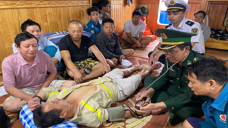 Quân y Bộ đội Biên phòng tỉnh thăm khám sức khoẻ cho các thuyền viên gặp nạn.