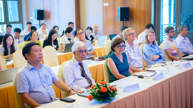 Buỗi lễ có sự tham gia của nhiều giáo sư, tiến sĩ, nhà nghiên cứu khoa học hàng đầu thế giới.