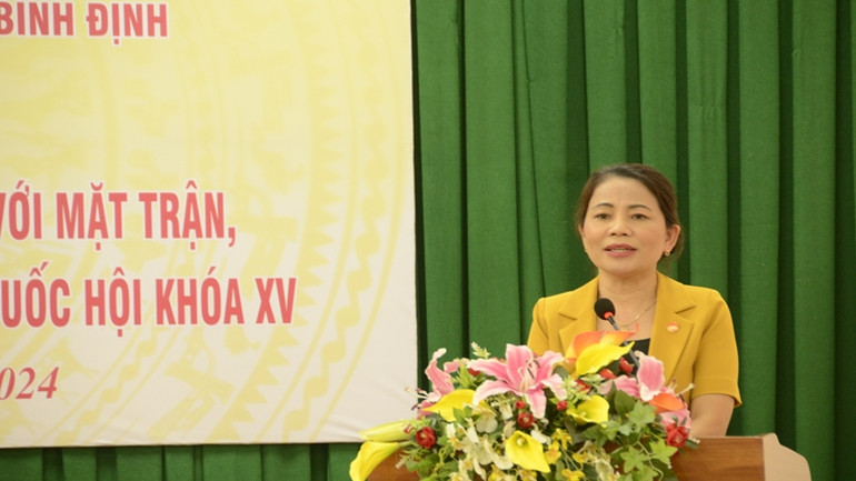 Chủ tịch Ủy ban Mặt trận Tổ quốc Việt Nam tỉnh Bình Định Nguyễn Thị Phong Vũ phát biểu tại hội nghị.