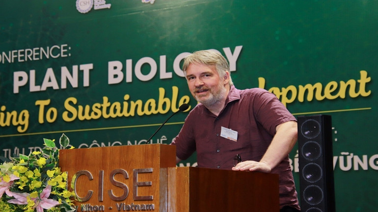 Giáo sư David Jackson, Viện nghiên cứu Cold Spring Harbor Laboratory Hoa Kỳ phát biểu tại hội nghị.