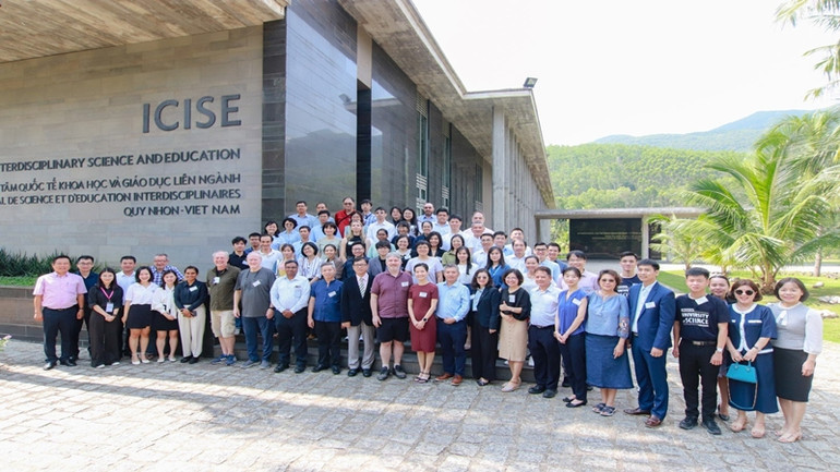 Các nhà nghiên cứu khoa học chụp ảnh lưu niệm tại Trung tâm Quốc tế Khoa học và Giáo dục Liên ngành (ICISE).
