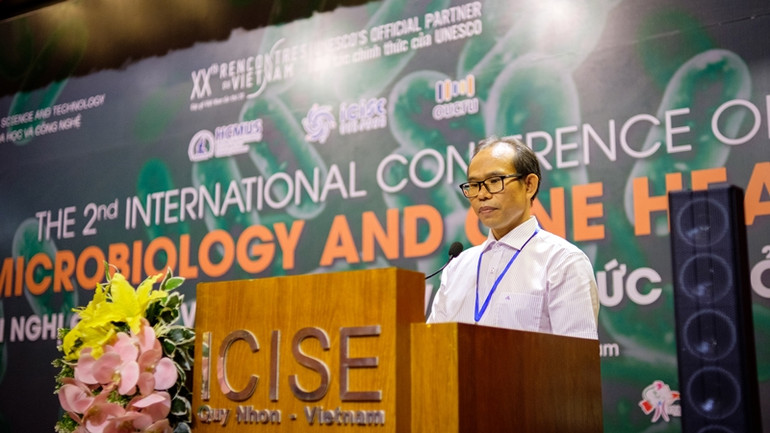 Phó Giáo sư, Tiến sĩ Nguyễn Đức Hoàng, Trường Đại học Khoa học Tự nhiên-Đại học quốc gia Thành phố Hồ Chí Minh phát biểu tại hội nghị.