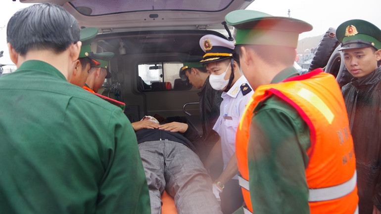 Lực lượng chức năng nhanh chóng đưa thuyền viên nước ngoài đi cấp cứu.