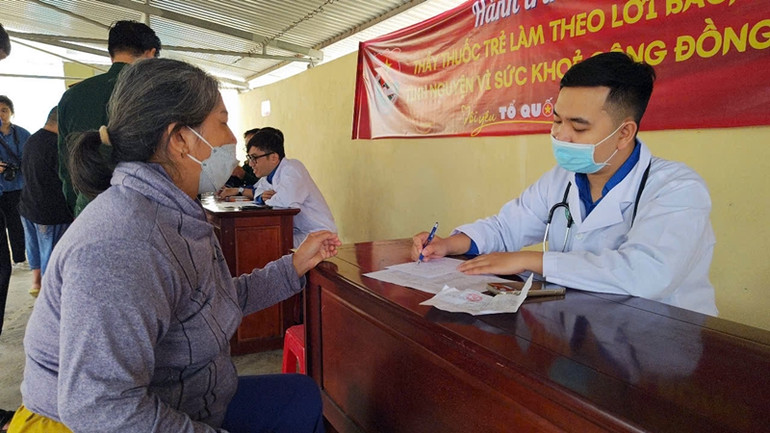 Tổ chức thăm, khám chữa bệnh cho bệnh nhân nghèo.