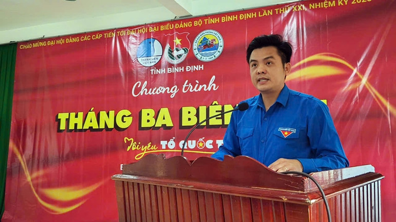 Đồng chí Phạm Hồng Hiệp, Phó Bí thư Tỉnh đoàn Bình Định, Chủ tịch Hội Liên hiệp thanh niên tỉnh phát biểu tại lễ phát động.