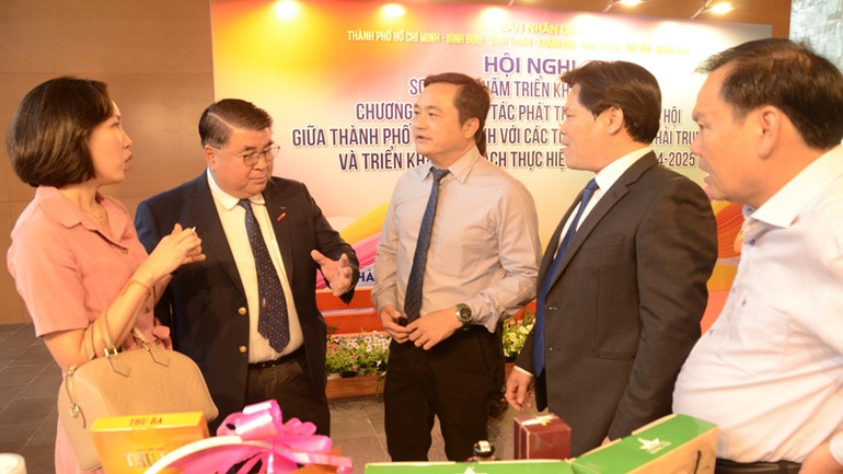 Các đại biểu tham quan khu trưng bày, giới thiệu sản phẩm, dự án, thành tựu nổi bật của các địa phương.