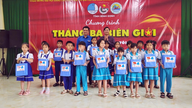 Tặng quà cho con em ngư dân và học sinh có hoàn cảnh khó khăn.