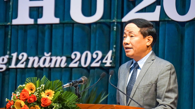 Đồng chí Phạm Anh Tuấn, Chủ tịch Ủy ban nhân dân tỉnh Bình Định báo cáo tình hình kinh tế-xã hội của tỉnh tại kỳ họp.