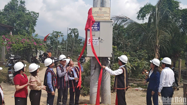 Sau 50 năm thống nhất đất nước, làng Canh Tiến đã chính thức có điện.