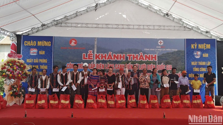 Lãnh đạo Ủy ban nhân dân tỉnh trao tặng quà cho bà con làng Canh Tiến.