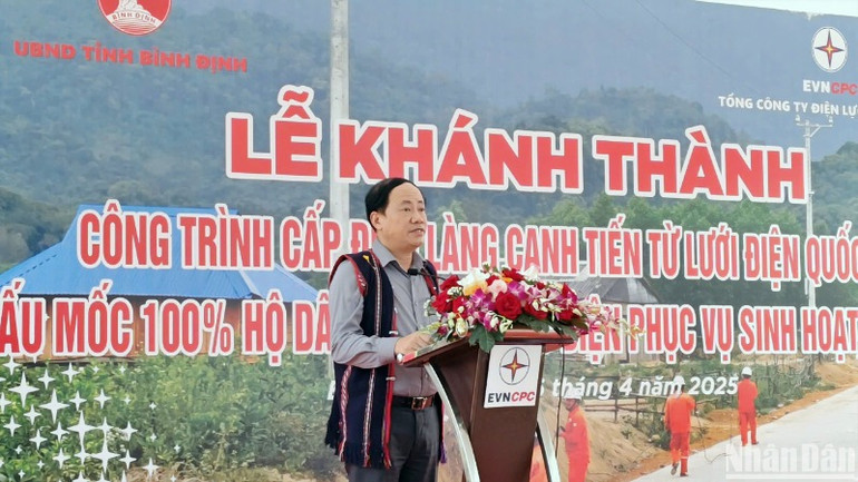 Chủ tịch Ủy ban nhân dân tỉnh Phạm Anh Tuấn phát biểu tại buổi lễ.