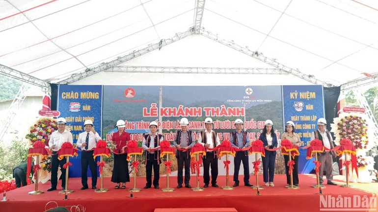 Các đại biểu cắt băng khánh thành công trình.