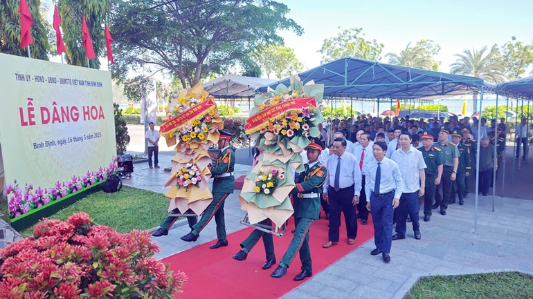 Lễ dâng hoa diễn ra trong không khí trang nghiêm.