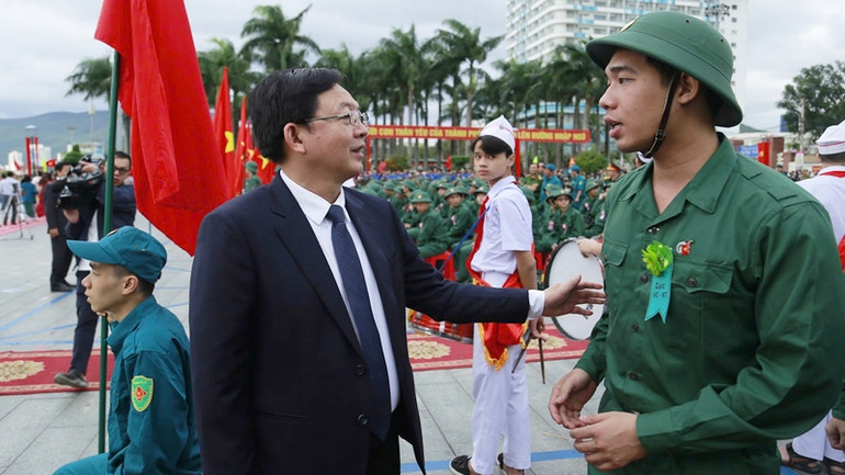 Đồng chí Hồ Quốc Dũng, Bí thư Tỉnh ủy Bình Định động viên, thăm hỏi chiến sĩ trước khi lên đường nhận nhiệm vụ.