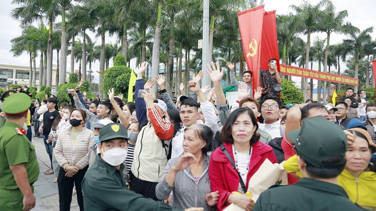 Đông đảo bà con nhân dân, người thân, gia đình chiến sĩ đã có mặt để cổ vũ tân binh lên đường.