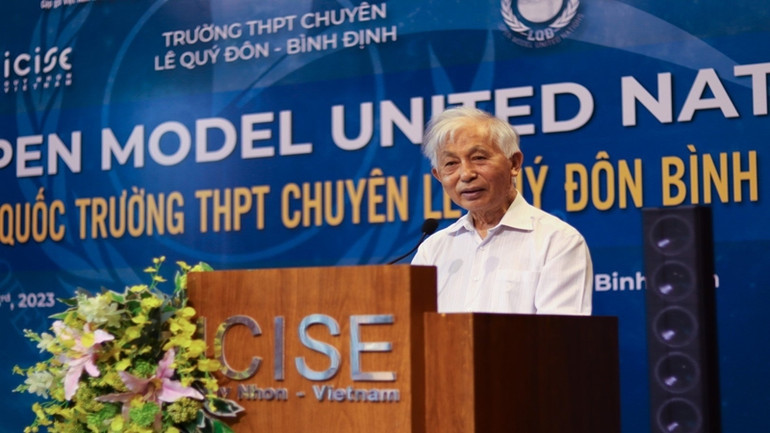 Giáo sư Trần Thanh Vân, Giám đốc Trung tâm Quốc tế Khoa học và Giáo dục liên ngành ICISE phát biểu ý kiến tại hội nghị.