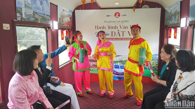 Các nghệ sĩ biểu diễn tiết mục hát bài chòi ngày trên tàu khiến nhiều du khách thích thú. Các nghệ sĩ biểu diễn tiết mục hát bài chòi ngày trên tàu khiến nhiều du khách thích thú.