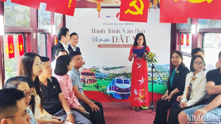 Bà Nguyễn Thị Kim Chung, Phó Giám đốc Sở Văn hóa, Thể thao và Du lịch Bình Định giới thiệu những nét đặc sắc của loại hình du lịch trải nghiệm này đến du khách. Bà Nguyễn Thị Kim Chung, Phó Giám đốc Sở Văn hóa, Thể thao và Du lịch Bình Định giới thiệu những nét đặc sắc của loại hình du lịch trải nghiệm này đến du khách.