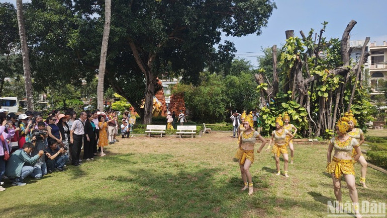 Thưởng thức tiết mục múa Champa tại Tháp Đôi. Thưởng thức tiết mục múa Champa tại Tháp Đôi.