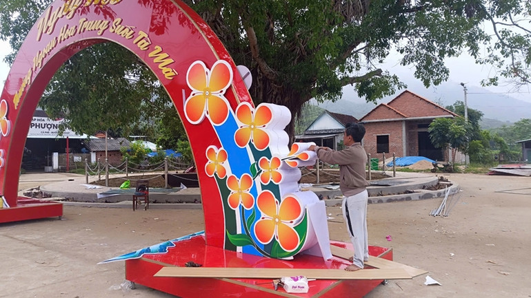Công tác chuẩn bị ngày hội hoa trang suối Tà Má đang được tiến hành khẩn trương.