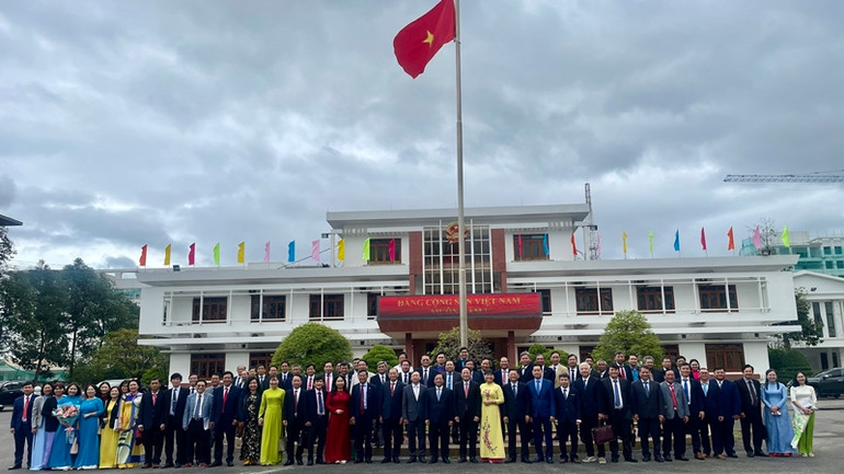 Các đại biểu chụp hình lưu niệm tại trụ sở Ủy ban nhân dân tỉnh Bình Định. Các đại biểu chụp hình lưu niệm tại trụ sở Ủy ban nhân dân tỉnh Bình Định.