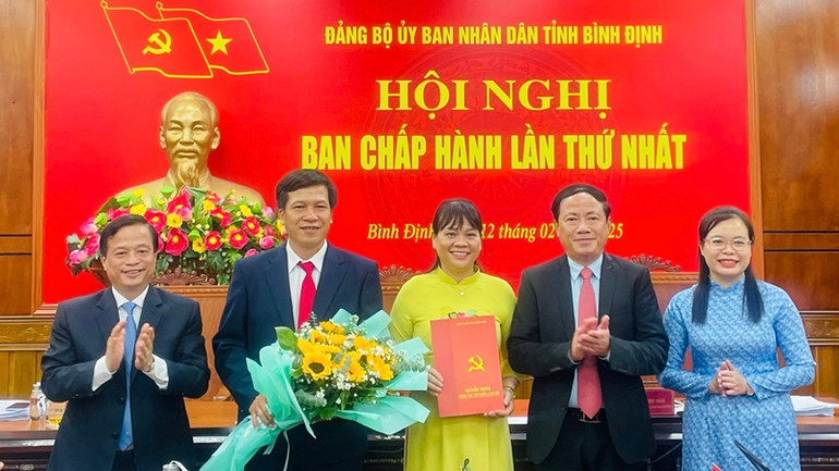 Trao Quyết định và tặng hoa chúc mừng Ban chấp hành Chi bộ Cơ quan Đảng ủy Ủy ban nhân dân tỉnh. Trao Quyết định và tặng hoa chúc mừng Ban chấp hành Chi bộ Cơ quan Đảng ủy Ủy ban nhân dân tỉnh.