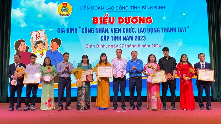Biểu dương gia đình công nhân, viên chức, lao động thành đạt năm 2023. Biểu dương gia đình công nhân, viên chức, lao động thành đạt năm 2023.