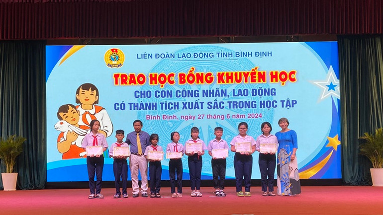 Trao học bổng khuyến học cho con công nhân, lao động có thành tích xuất sắc trong học tập. Trao học bổng khuyến học cho con công nhân, lao động có thành tích xuất sắc trong học tập.