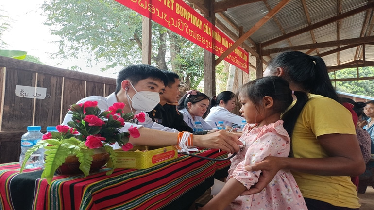 Đội ngũ y, bác sĩ khám bệnh cho nhân dân ở cụm bản La Nhao, huyện Xá Mắc Khi Xay, tỉnh Attapu.