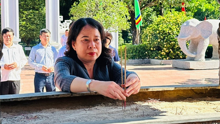 Phó Chủ tịch nước dâng hương bái tế các văn thần, võ tướng triều Tây Sơn.