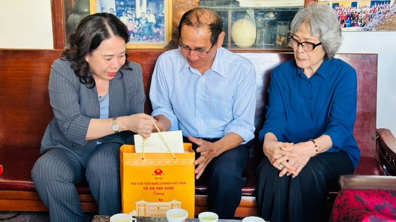 Phó Chủ tịch nước ân cần hỏi thăm các gia đình chính sách.