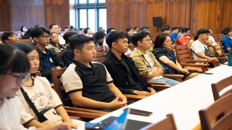 Các đại biểu tham dự buổi gặp gỡ.