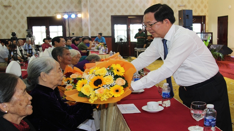Bí thư Tỉnh ủy Bình Định Hồ Quốc Dũng tặng hoa và quà các Mẹ Việt Nam Anh hùng.