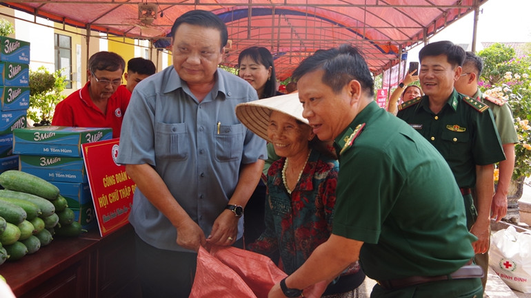 Các đại biểu tặng quà cho bà con.