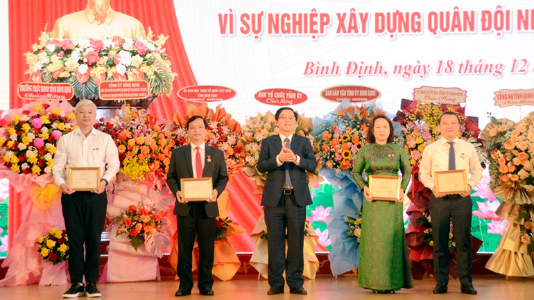 Trao kỷ niệm chương cho các đồng chí có thành tích vì sự nghiệp xây dựng Quân đội nhân dân Việt Nam.