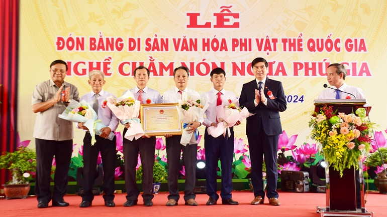 Lãnh đạo huyện Phù Cát đón nhận Bằng di sản văn hóa phi vật thể quốc gia “Nghề chằm Nón ngựa Phú Gia”.