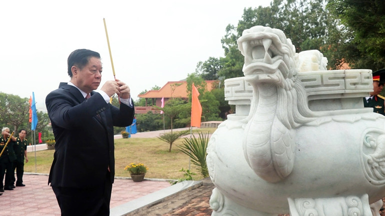 Đồng chí Nguyễn Trọng Nghĩa kính cẩn dâng hương, tưởng niệm các Anh hùng liệt sĩ.