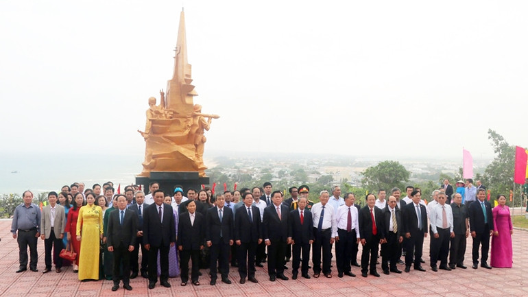 Buổi lễ có sự hiện diện của đông đảo lãnh đạo Trung ương, địa phương và bà con nhân dân.