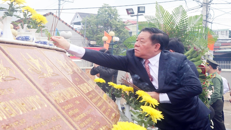 Đồng chí ân cần thắp từng nén hương đến những người đã hy sinh vì độc lập, tự do dân tộc.