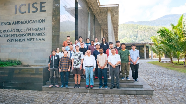 Các học viên chụp ảnh lưu niệm tại Trung tâm ICISE.